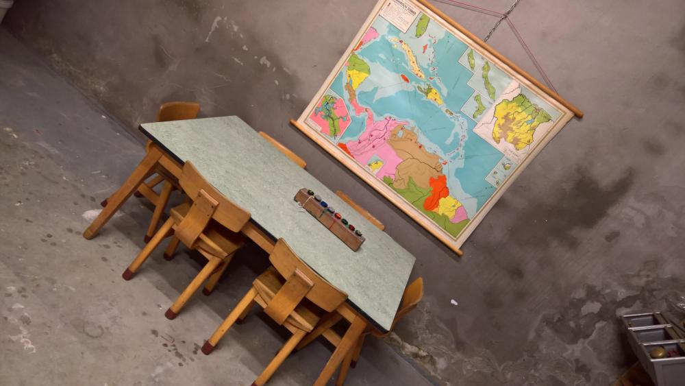dodelijk uitlaat twee weken Vintage kleutertafel XL: groepstafel met stoeltjes! | Als Nieuw